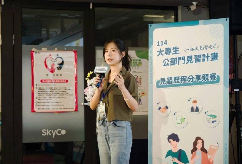 劉俐廷帶著自己設計的毛根花參與見習歷程分享競賽