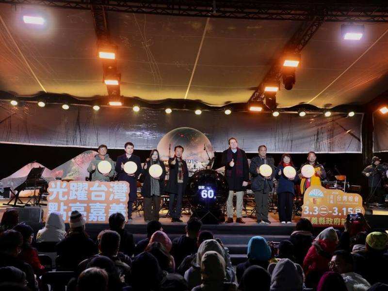 阿里山迎2026首道曙光　雲霧遮日出遊客熱情不減
2026/1/1 08:32（1/1 08:48 更新）
嘉義縣長翁章梁（左4）、美國在台協會高雄分處長張子霖（右4）與民主進步黨籍立法委員陳冠廷（左2）等1日在阿里山日出印象音樂會舞台上，為2026台灣燈會啟動60天倒數。（嘉義縣政府提供）