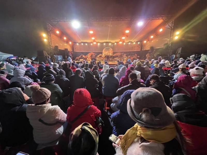 阿里山國家森林遊樂區1日清晨湧入數千人參加「阿里山日出印象音樂會」，迎接2026年首道曙光，而預定日出時刻，太陽躲在雲霧中，但遊客熱情不減。（嘉義縣政府提供）