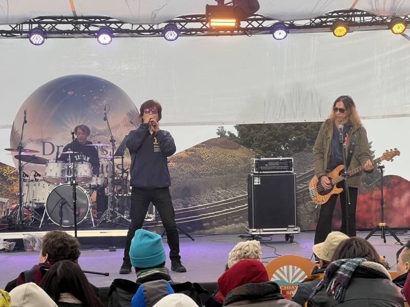 2026年元旦阿里山日出印象音樂會董事長樂團唱演出「嘉義優先」、「向前行」與「眾神護台灣」等歌曲，將現場氣氛炒到最高點。（嘉義縣政府提供）