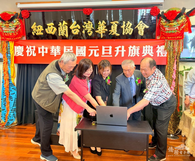 林涵婷（中）與華夏歷屆理事長一同啟用華夏新網頁，象徵傳承與創新並進