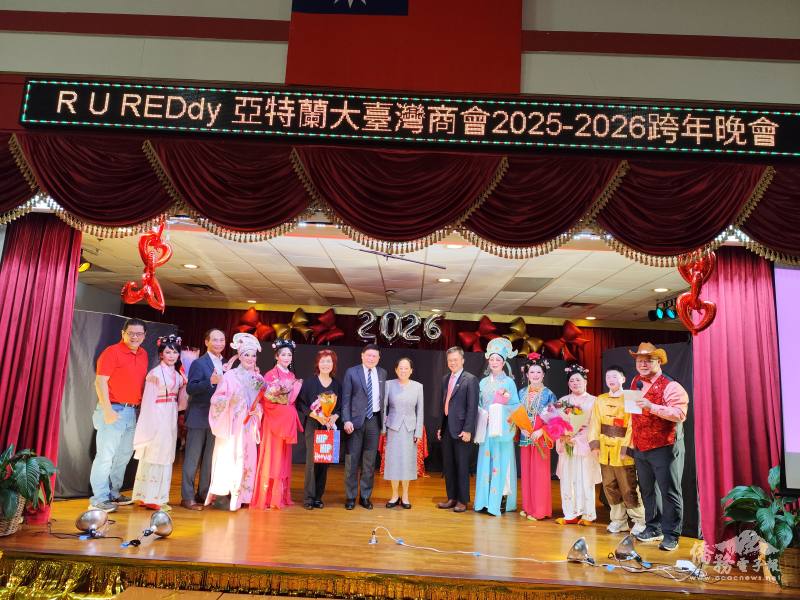 林處長、閻主任與亞城福音歌仔戲團表演團員合照