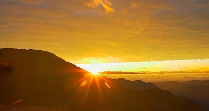 2026年元旦，台東海岸線曙光未露臉，但在南橫公路埡口出現日出美景。（台東縣政府提供）