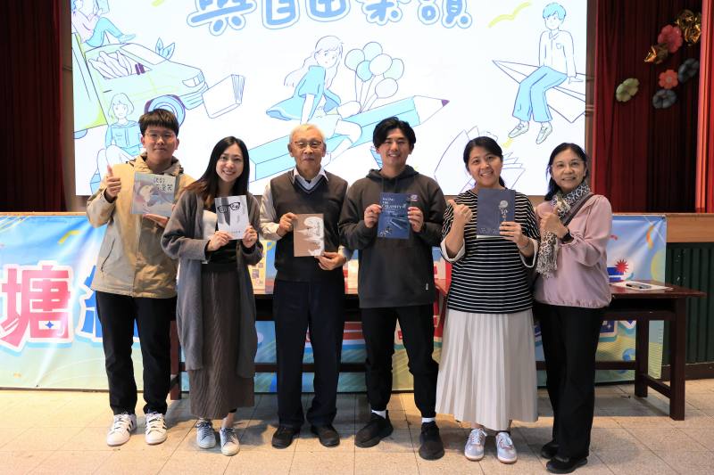 大甲高中老師與陳欽生前輩(左3)合影。