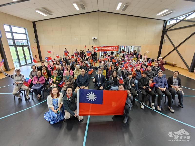 百位僑胞齊聚一堂參與升旗