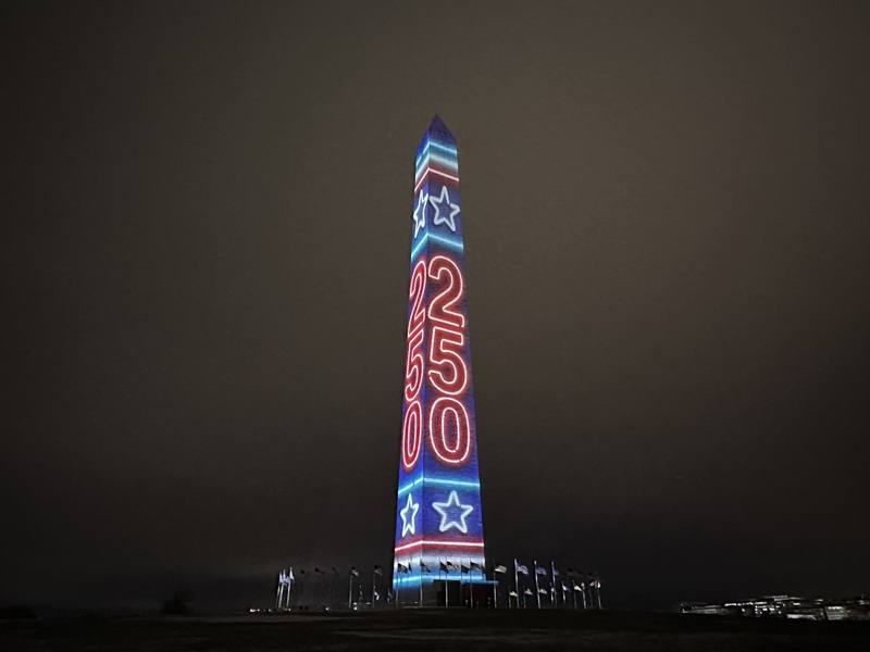 美國首都華府知名地標華盛頓紀念碑在跨年夜化身沉浸式光影畫布，每場次約17分鐘的燈光秀為美國建國250週年慶典揭開序幕。