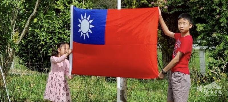 小小旗手也樂於幫忙