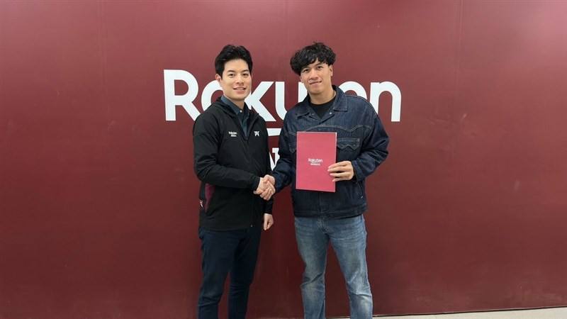 Taiwanese professional baseball team Rakuten Monkeys announces Thursday they have signed Lin Li (right) to an eight-year contract extension worth up to NT$180 million (US$5.73 million). Photo courtesy of the Rakuten Monkeys