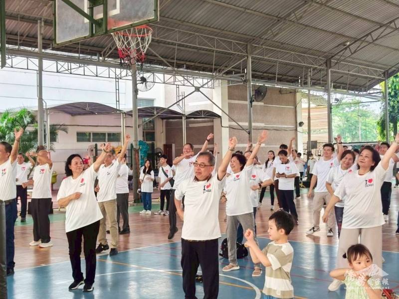 邱陳煜及全體人員一同大跳健康操