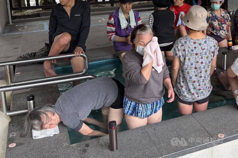 圖為台北市日前低溫，民眾把四肢泡在台北市復興公園泡腳池中，助氣血循環。(中央社檔案照片)