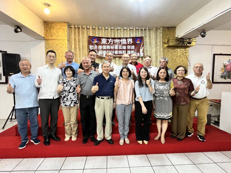 僑務榮譽職代表與總領事陳慧芬(首排左六)、僑務委員郭鳳文(首排左五)、秘書陳奕綸(首排左二)、秘書吳婉郡(首排右四)