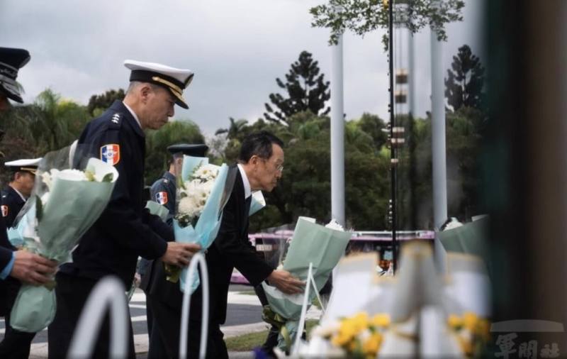 國防部長顧立雄（後）、參謀總長梅家樹上將（前）等人，2日上午前往「0102紀念專區」向殉職將士獻花致敬。（軍聞社提供）