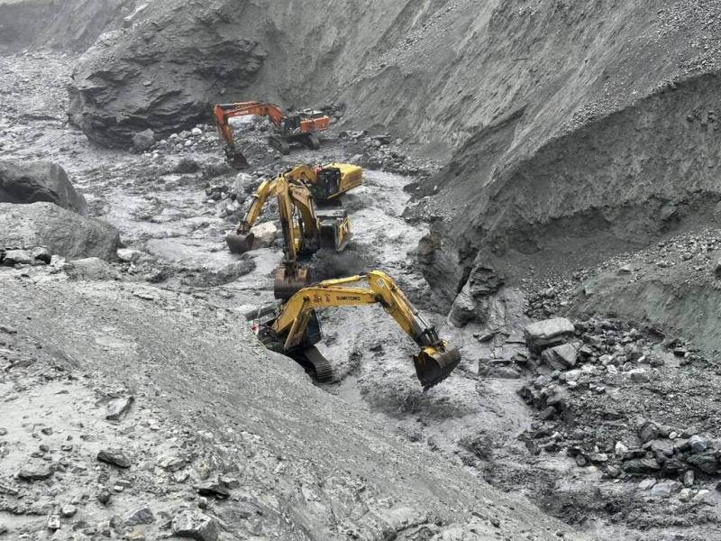 林業及自然保育署花蓮分署委託施工團隊沿河床上溯至馬太鞍溪堰塞湖壩頂，採取「慢慢降挖、穩定排水」方式，在不影響壩體穩定性前提下，希望趁非汛期逐步擴大溢流口寬度及深度等。（林業及自然保育署花蓮分署提供）