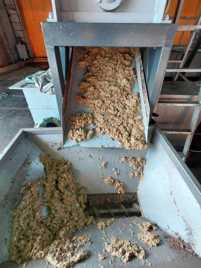台中市政府環境保護局引進廚餘破碎脫水設備，廚餘進料後透過人工分選篩出金屬或大團硬塊等不適合破碎物質，再進入破碎及擠壓脫水程序，平均去除約30%到40%水分。圖為經脫水後廚餘。（環保局提供）
