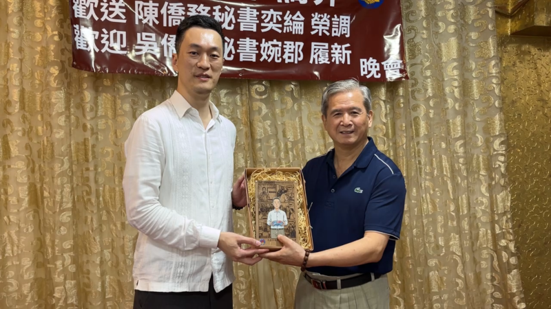 郭鳳文(右)以日文最好為寓意，致贈僑務秘書陳奕綸(左)「最高!僑務秘書」紀念牌