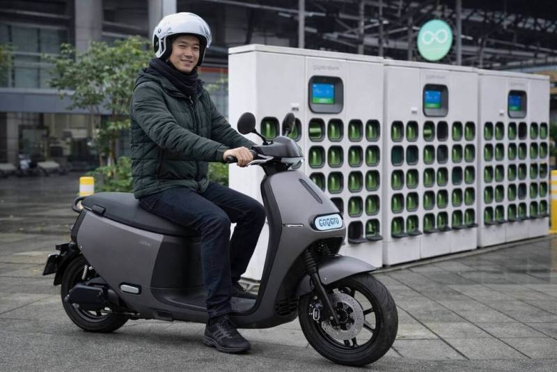 桃園市環保局2日公告115年電動機車補助計畫，新增「外送騎士」與「守望相助隊」加碼方案，最高補助金額可達新台幣4萬4000元。（桃園市環保局提供）