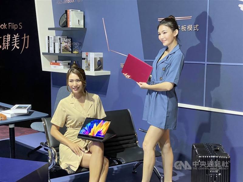圖為電腦品牌廠華碩發表輕薄筆電。 （中央社檔案照片）