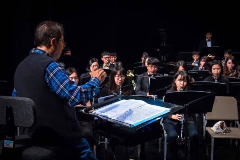 台灣師範大學2日發布新聞稿，管樂隊寒假巡迴公演今年邁入50週年，將首度前往澎湖縣演出。圖為第49屆寒假巡迴演出畫面。（台師大提供）