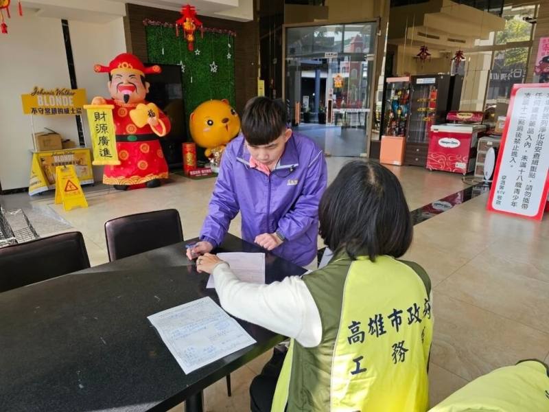 為因應農曆春節消費人潮，高雄市工務局6日將啟動公共安全聯合稽查，針對坪數超過600坪營業場所，共60處人潮密集場所進行抽檢。圖為過去稽查狀況。（高雄市工務局提供）