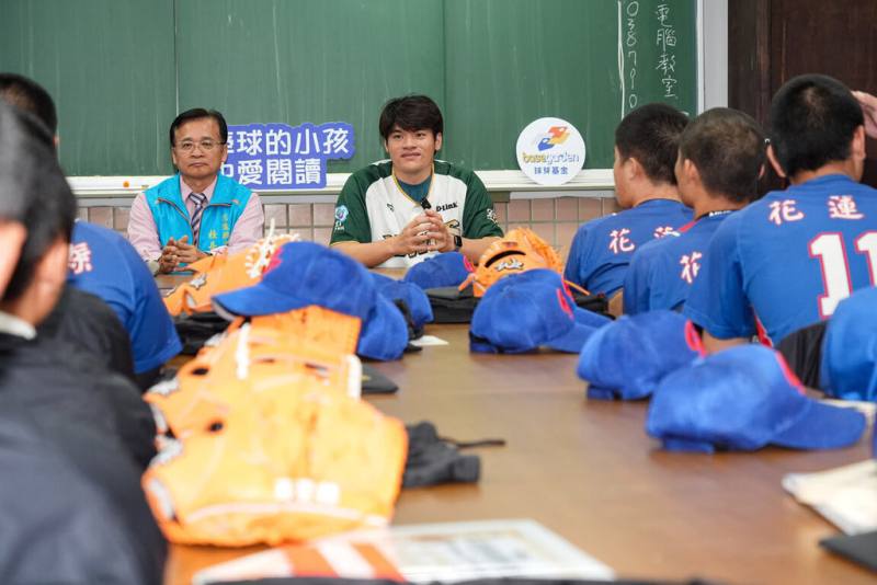球芽基金近日表揚花蓮地區偏鄉基層棒球隊，中華職業棒球大聯盟台鋼雄鷹隊捕手張肇元（後右）擔任球芽獎學金頒獎嘉賓，分享自身從地方球場走向職業舞台的成長歷程。（球芽基金提供）