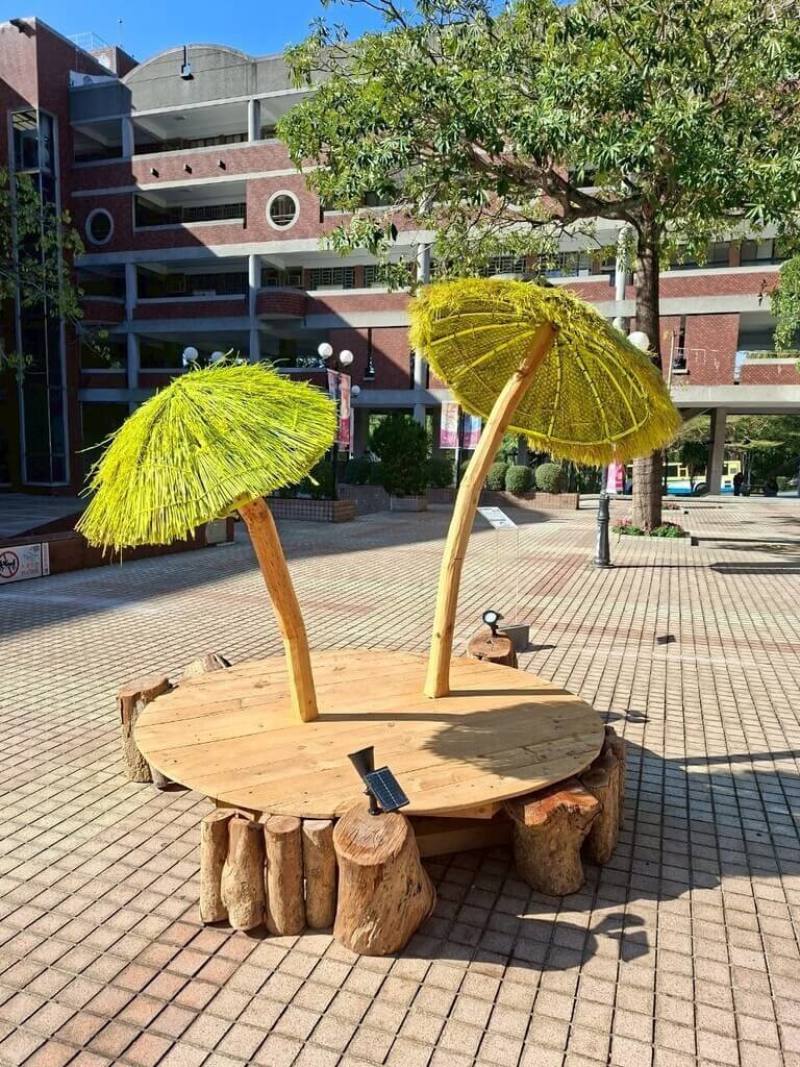 彰化大葉大學舉辦「里山藝術季全國大專院校競賽」，第一名由大葉大學造形藝術學系學生團隊作品「螢光蕈」獲得，以石牌社區常見蕈菇為靈感來源，象徵在地蘊藏的生命力與韌性。（大葉大學提供）