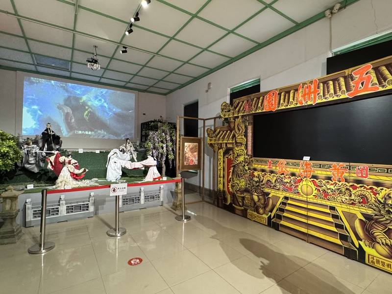 為紀念布袋戲「通天教主」黃海岱大師126歲冥誕，雲林縣府從即日起舉辦「傳藝之魂：黃海岱與戲偶之道」特展，一覽黃海岱珍藏手稿、傳統彩樓、佈景戲台（右）等物，呈現布袋戲從傳統到現代的多元風貌