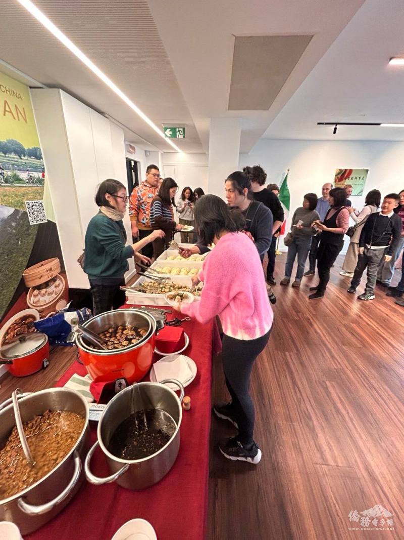 品嘗肉燥飯、鹽酥雞等經典台灣小吃