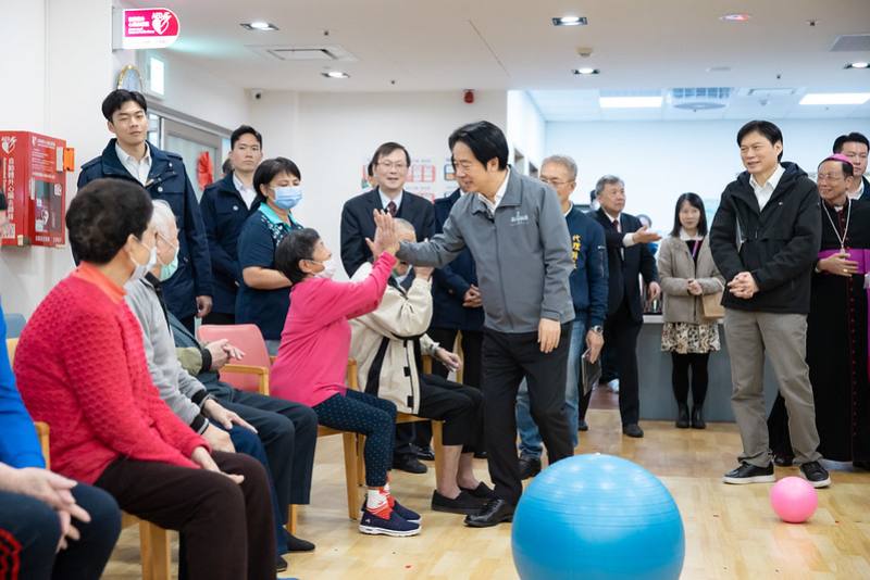 總統參觀機構環境和小規機夜間喘息房，並分別與進行繪畫課程、溫泉泡腳及彈力球運動的長輩們親切互動