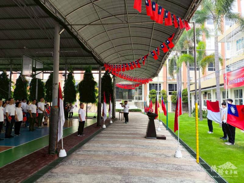 處長邱陳煜主持升旗典禮