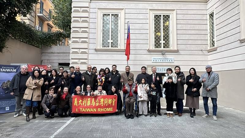 駐義大利代表處舉辦元旦升旗典禮，數十位台僑共襄盛舉展現挺台向心力。