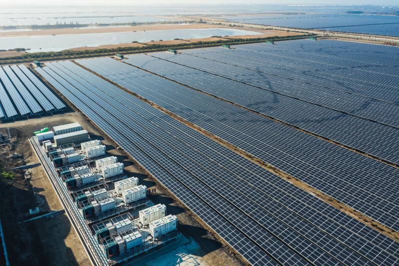 台電2026年小額綠電2日正式開賣，首度開放申購制，企業可洽台電各區處填寫申請單。圖為台電台南鹽田光電場