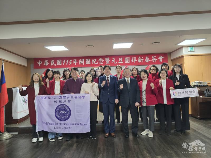 丘高偉及李中漢與婦女團體合影