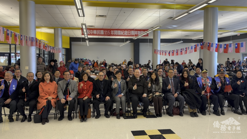 全體貴賓與僑胞們共同祝福新年健康平安快樂。