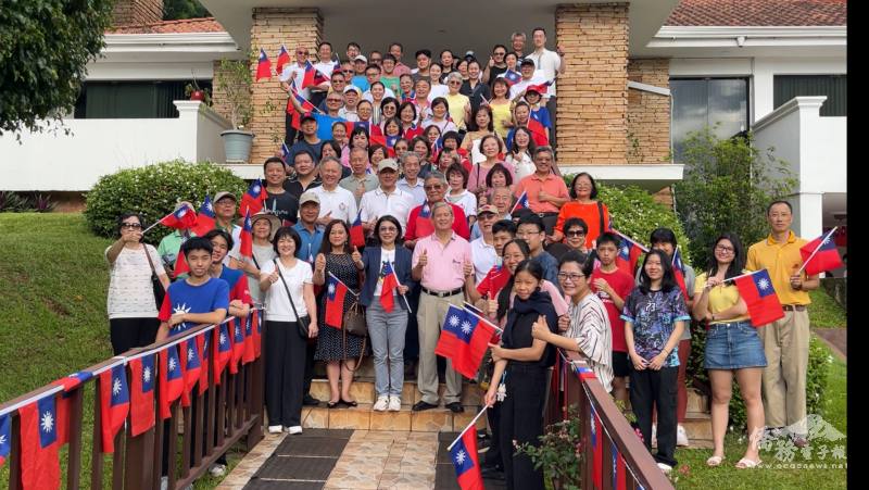 近百位僑胞參加2026年全僑升旗典禮表達對臺灣的支持