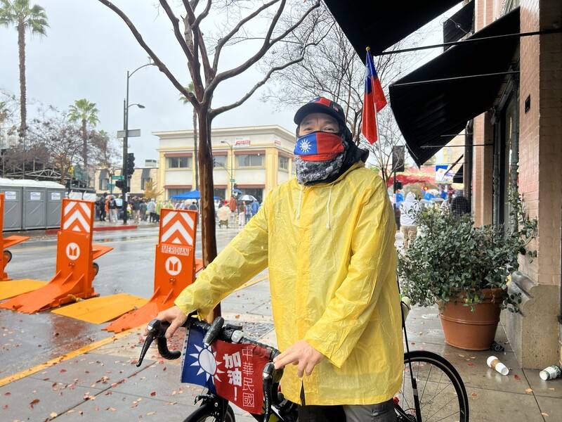 旅居美國35年、來自香港的David Cheung每年帶著一身中華民國國旗觀看玫瑰花車遊行。他受訪表示，希望中華民國在台灣的發展受到更多關注。