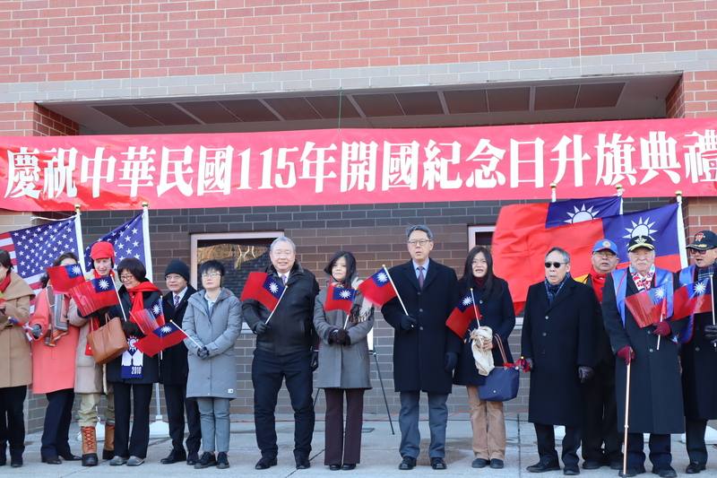 華府僑胞1日舉行元旦升旗典禮，駐美代表俞大㵢（左7）、駐美公使楊懿珊（左6）和姜森（右6）及數百名僑胞出席。