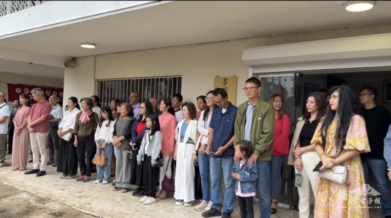 與會僑胞不畏風雨全體肅立高唱國歌