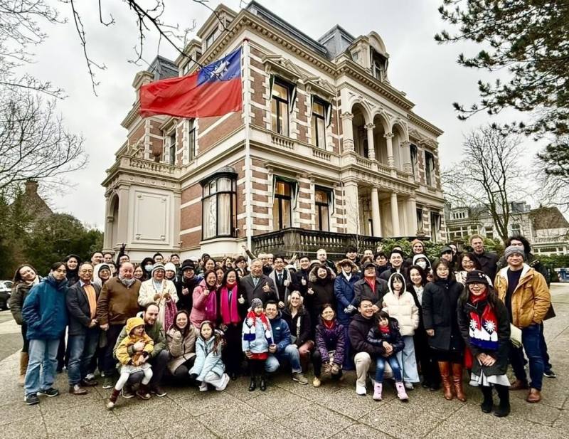 駐荷蘭代表處1日舉辦元旦升旗典禮，超過百名旅荷僑胞及留學生無畏攝氏5度低溫及風雨前往參與並高唱國歌。（駐荷蘭代表處提供）