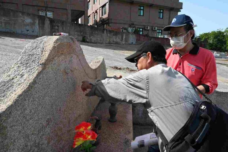 金門傳統聚落和田野間常見古代墳墓見證金門歷史變遷，金門縣文化局推動古墓普查計畫，分鄉鎮逐年完成歷代古墓普查建檔。圖為古墓普查團隊調查情形。（金門縣文化局提供）