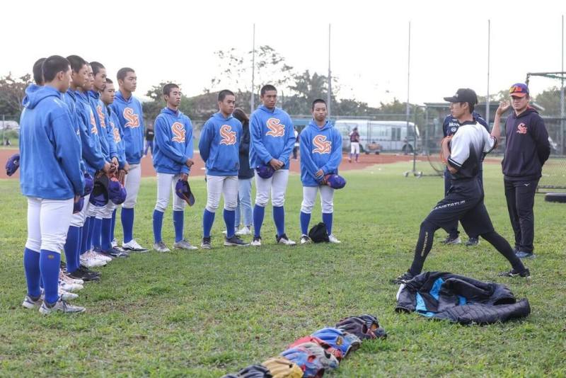 台灣棒球育才協會舉辦6場棒球交流營，其中一站邀請官大元（右2）等講師群指導桃園市壽山高中球員。（台灣棒球育才協會提供）