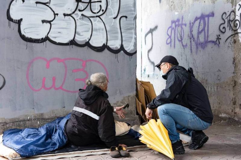 因應強烈大陸冷氣團，可能攝氏10度以下低溫，台北市政府社會局2日說，已啟動避寒服務，將加強訪視、宣導可入住臨時避寒所，確保列冊約400名街友基本生活安全。（社會局提供）