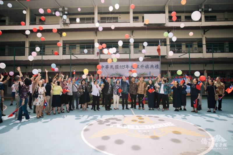 社團代表一同施放和平祈願氣球，期許新的一年國泰平安、萬事順心