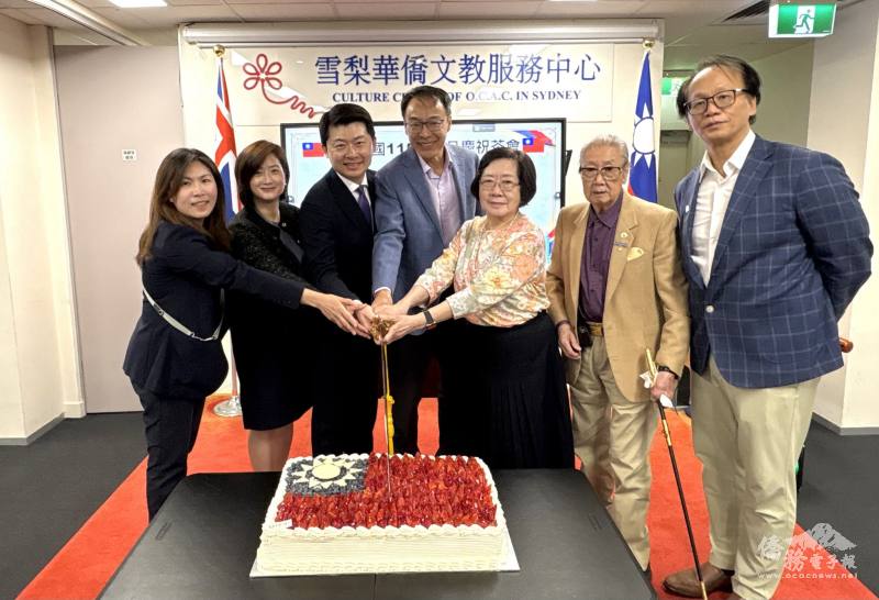 僑界以象徵團結祝福的國旗蛋糕祝賀115年元旦