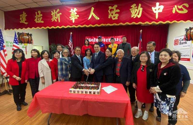 駐處副處長陳育仁主持切蛋糕儀式