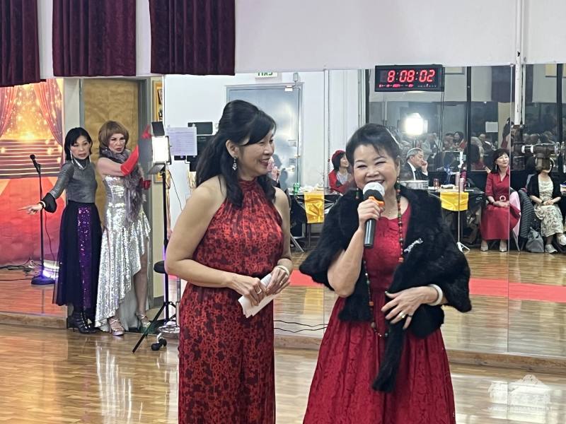 美國加州排舞協會會長林貴香(右)致歡迎詞