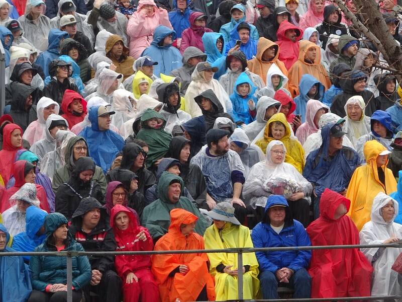 美國元旦盛會玫瑰花車遊行在雨中舉行，觀眾席上形成色彩繽紛的「雨衣海」。