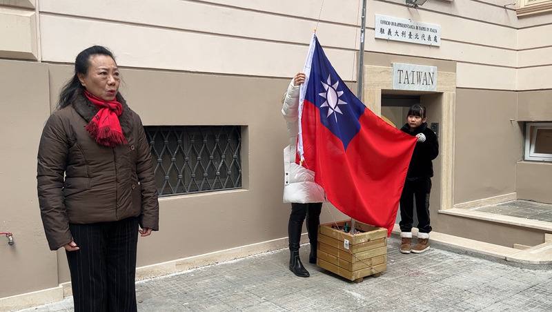 旅義聲樂家呂怡惠（左）在駐義代表處元旦升旗儀式領唱國旗歌與國歌。