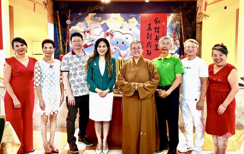 右起為聖保羅中華會館理事長斯碧瑤、巴西佛光協會新任會長李樹立、卸任會長許永隆、總住持妙佑法師、處長朱怡靜、處長夫婿孫述貴、巴西華人資訊網創辦人支黃秀莉、佛光協會督導石曉雲