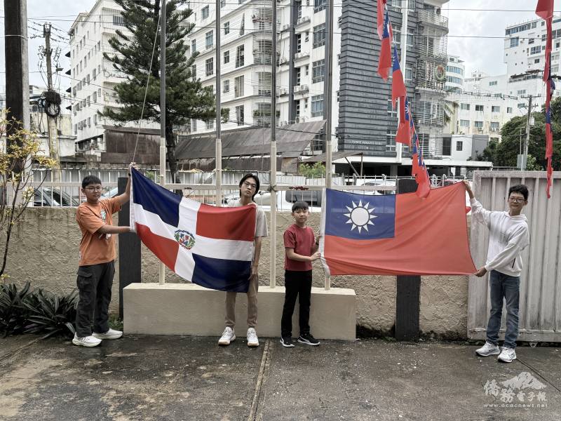 多明尼加臺僑第二代青年學子擔任旗手，踴躍參與升旗典禮