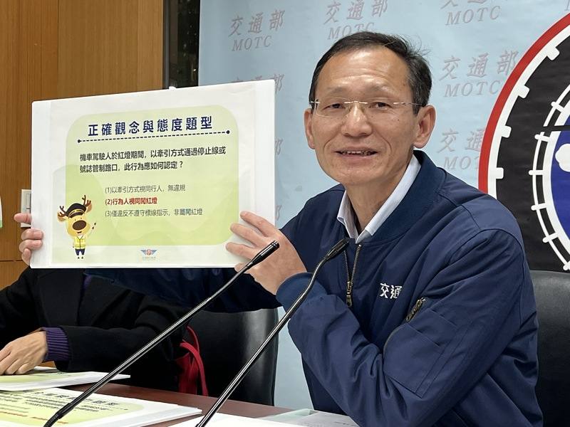 交通部公路局長林福山（圖）表示，30日起實施機車駕照筆試題庫新制，全面取消是非題，統一改採50題選擇題，新制題庫共1050題選擇題，題型架構分為「正確觀念與態度」等4大類